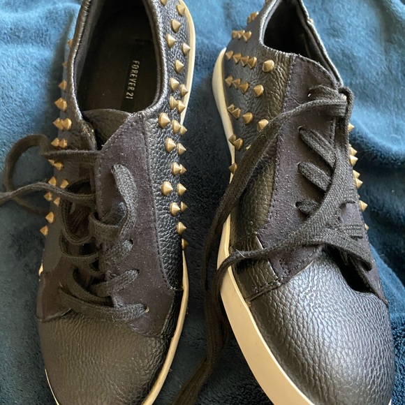 Faux leather stud sneaker - Picture 6 of 7